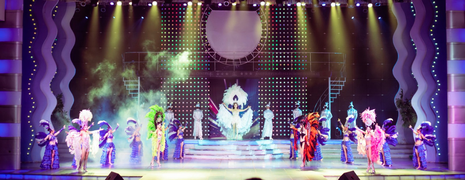 红艺人表演.jpg